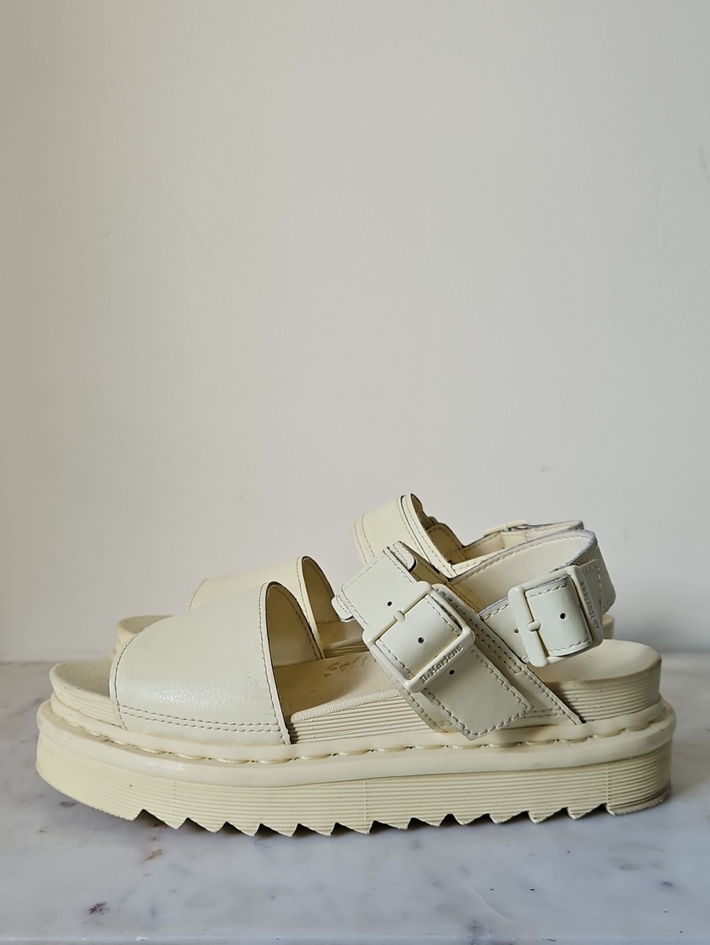 DR. MARTENS:  Cream Voss Mono Cream Platform Buckle Sandals